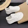 Zapatillas Deportivas Blancas de Cuero Transpirable para Mujer Otoño 2026 Versión Coreana Nuevas Ultraligeras de Suela Gruesa para Aumentar la Altura Casual Versátiles