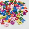 Letras inglesas de madera de color mixto aleatorio, joyería DIY, rompecabezas de educación temprana para niños, productos de madera, 100 por paquete