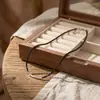 Moderna, minimalista y elegante, esta cadena para clavícula de cristal negro con cuentas hecha a mano irradia un toque de lujo discreto.. Es una opción sofisticada y de alta gama para la ropa de noche, con delicados detalles plateados.
