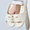 Sandalias tipo chancla de oso de dibujos animados simples con múltiples agujeros para drenaje, suaves y cómodas para hombres y mujeres, adecuadas para el uso diario y el lavado, disponibles en grandes cantidades