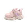 Tênis Esportivo Infantil 2026 Primavera e Outono Novo Estilo Sapatos de Malha Respiráveis Confortáveis para Meninas Bebê Borboleta Moda Versátil Calçados Casuais