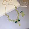 Set de pendientes y collar de flor y hoja con incrustaciones de diamantes, sensación de lujo ligero y alta gama, joyería de nicho exquisita y versátil para mujer
