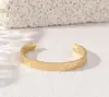 Pulseira de Aço Titânio Gravada Dupla Face de 6mm com Design Estiloso, Pulseira Aberta Ajustável de Aço Inoxidável para Adultos e Crianças