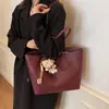 Bolsa tote relaxada e minimalista para mulheres, nova coleção outono/inverno 2026, luxo leve, design de nicho, toque de alta qualidade, bolsa de ombro de grande capacidade
