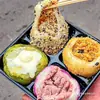 Ingredientes del pastel de arroz glutinoso mochi de queso: polvo premezclado comercial, relleno, empanizado, mantequilla, galletas trituradas para venta ambulante