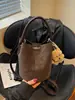 Bolsa de balde em camurça fosca retrô, uma bolsa tote estilosa e casual, uma bolsa para mãe e filho, uma bolsa de ombro e uma bolsa transversal para mulheres
