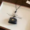 Colar com Pingente de Bolsa de Couro, Moderno, Simples, Corrente para Suéter Estilo Casual, Design de Nicho, Elegante de Alta Qualidade, Colar Versátil