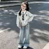 Conjunto de Dos Piezas para Niñas de Edad Media y Grande con Sentido del Diseño, Sudadera de Dos Piezas Falsas, Jeans Dulces con Lazo, Nuevo Estilo Primavera y Otoño