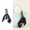 Pingente de Bolsa Cachecol em Forma de Coração Transfronteiriço, Acessório de Bolsa Fashion com Franja de Couro de Alta Qualidade Estilo Ins