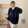 Suéter de Tricô Listrado com Gola Redonda e Detalhe em Cor Contrastante, Estilo College Novo Outono/Inverno 2026 para Mulheres, Pulôver Simples Casual Tendência