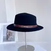 Hebilla de Cinturón con Logo Pequeño Vintage, Sombrero de Lana de Copa Plana para Mujer, Sombrero de Fieltro de Moda Elegante y Versátil para el Calor y el Estilo del Invierno