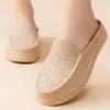 Nuevas Zapatillas Planas Antideslizantes para Madres de Mediana Edad Baotou Zapatillas Baotou Cuero Sintético Tacón Medio Zapatos con Agujeros Para Uso Exterior Zapatillas de Mujer