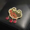 Broche de Franja Esmaltado Vermelho e Verde Estilo Chinês Retrô com Motivos de Nuvem, Versátil e Elegante, cravejado com Pedras, Alfinete Fechadura da Sorte para Mulheres