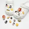 Decoraciones de zueco de dibujos animados abeja linda piña accesorios DIY hebillas de zapato dijes para zapatos versátil transfronterizo en stock al por mayor