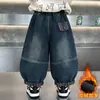 Calça Infantil Inverno 2026 Nova Crianças Espessada Quente Jeans Longa Menino Tendência Cool Calça de Perna Curva Forrada com Lã