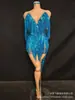 Elegante capa y falda corta de borlas brillantes color azul pavo real con pedrería para actuaciones en escenario, desfiles de moda, sesiones de fotos, bailes y fiestas anuales