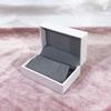 Caja de Joyería Blanca en Ángulo Recto con Tapa abatible de piel sintética, Caja de Embalaje para Joyería, Caja para Anillos, Caja para Collares, Al por Mayor desde Fabricante