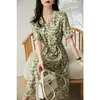 Roupas femininas de luxo em estampa floral rosa! Vestido de seda elegante com cintura de amarração, corte A, que rejuvenesce, estampado de folhas para mulheres