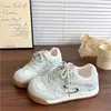 Zapatos de entrenamiento alemanes para mujer de comercio exterior transfronterizos de otoño, frescos y elegantes, zapatillas blancas de suela gruesa, zapatos de plataforma casuales deportivos de suela blanda estilo coreano