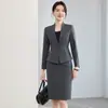 Traje de Instrutora: Traje de Professor para Provas de Arte, Roupa de Trabalho para Transmissão e Apresentação, Coleção Outono 2026, Terninho Cinza Profissional com Saia