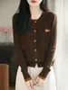 Cardigan de tricô retro estilo coreano com blocos de cor, falso duas peças, gola redonda, manga longa para mulheres, jaqueta top elegante com botões, canelado e bordado