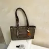Bolso de Axila Mate Retro Maillard para Mujer Otoño Gran Capacidad Moderno Fresco Remache Casual para Viajar Bolso de Hombro Único