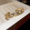 Pulsera con Letra Abierta Chapada en Oro Real Incrustada de Diamantes, Pulsera Versátil de Nicho, Nuevo Modelo 2026, Joyería de Lujo Ligero de Gama Alta para Mujeres