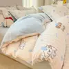 Juego de ropa de cama de cuatro piezas de terciopelo de leche, nuevo diseño de dibujos animados 2026, juego de sábana y funda de edredón de vellón de coral para invierno