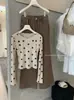 Y.JIA Outono Estilo Retrô Coreano Poá Versátil Slim Fit Gola Redonda Manga Longa Camiseta para Mulheres 7657