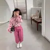Conjunto de Dos Piezas para Niña Primavera y Otoño 2026 Estilo Coreano Camisa de Manga Larga Floral con Solapa Grande + Pantalones Largos Color Rojo Rosa