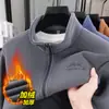 Chaqueta de Hombre con Cremallera de Sherpa Doble Cara 2026 Otoño/Invierno Nueva Engrosada Cálida Resistente al Frío Cuello Alto Chaqueta de Hombre Al por Mayor