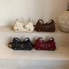 Simples Rebite Moda Bolsa de Axila Feminina 2025 Primavera Novo Design de Nicho Ocidental Bolsa de Ombro Crossbody