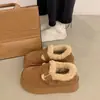 Botas de neve femininas com sola grossa, nova coleção de inverno 2026, forradas com fleece e espessadas para aquecimento, com design peludo, estilo Birkenstock e estilo sapato de algodão tipo pão
