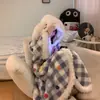 Adorable Perro de Orejas Grandes con Capucha de Felpa de Coral Bata de Baño Estilo Invierno Felpa Engrosada Pijamas a Cuadros Perro Canela Ropa de Casa