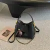 Bolso de mano moderno y versátil para mujer de estilo coreano con estampado de lichi, perfecto para otoño, con un diseño sencillo, cuero suave y un aspecto sofisticado, adecuado para el trabajo y se puede llevar como bolso de hombro o bolso cruzado.