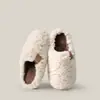 Chinelos femininos para outono e inverno 2026, novos chinelos de algodão para uso doméstico interno, um par de chinelos peludos antiderrapantes de sola grossa para casais