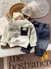 Traje de Invierno para Niños 2025 Nuevo Pantalones de Terciopelo con Bolsillo de Solapa de Mezclilla Sudadera Ropa de Otoño e Invierno para Bebés Niños Conjunto de Dos Piezas