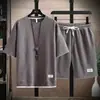 Conjunto esportivo masculino de verão com mangas curtas, importado, camiseta lisa de corte solto e shorts, tecido waffle, conjunto versátil de moda casual masculina