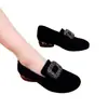Zapatos de mujer con punta redonda y tacón grueso, nuevo modelo otoño 2026, mocasines versátiles de corte profundo mate, slip-on con pedrería, suela blanda