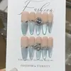 Um Conjunto de Unhas Postiças Cool e Deslumbrante com Gradiente Azul Sal Marinho Transparente Estilo Gatinho Bordado com Strass