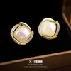 Brincos de pérola stud geométricos com cravação micro de temperamento elegante Brincos de design francês de luxo leve com senso de moda Joias de ouvido requintadas estilo pequeno Chanel