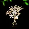 Broche de Perla de Agua Dulce Ramo Dorado Totalmente Incrustado Zirconia Flores Hojosas Accesorio de Pines para Solapa para Trajes Abrigos