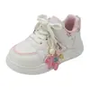 Tênis Infantil para Ensino Fundamental 2026 Primavera e Outono Novos Sapatos Brancos Casuais Respiráveis Moda Desenho Tênis Esportivos Sapatos para Meninas