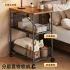 Alternativa pequeña y sencilla de mesita de noche, adecuada para dormitorios del hogar, un estante de almacenamiento móvil junto a la cama y un gabinete de noche con cajones