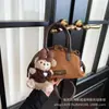 Bolso de hombro retro de gamuza de moda para mujer, nueva colección de otoño 2026, diseño de nicho, adecuado para ir al trabajo, bolso cruzado con forma de concha