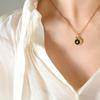 Collar con colgante redondo de estrella de hombre, joyería de acero de titanio chapada en oro, de venta caliente entre Europa y Estados Unidos, con personalidad de nicho de moda y aceite de gota.