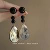 Pendientes de metal retro francés con diseño de nicho de flores blancas, elegantes pendientes geométricos femeninos con temperamento, joyería al por mayor