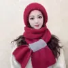 Gorro de inverno de malha com forro de fleece, quente e protetor de pescoço, estiloso para mães, cobre as orelhas, gorro tipo touca, conjunto de cachecol e gorro para mulheres