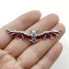 Colgante de murciélago rojo con gota de aceite de Halloween de plata antigua retro europea y americana, accesorios de joyería de aleación DIY, colgante al por mayor