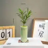 Un bonsái miniatura de estilo chino de enebro chino, perfecto para espacios de oficina interiores, mesas de té o salones de té; una planta pequeña en maceta encantadora y fácil de cuidar
